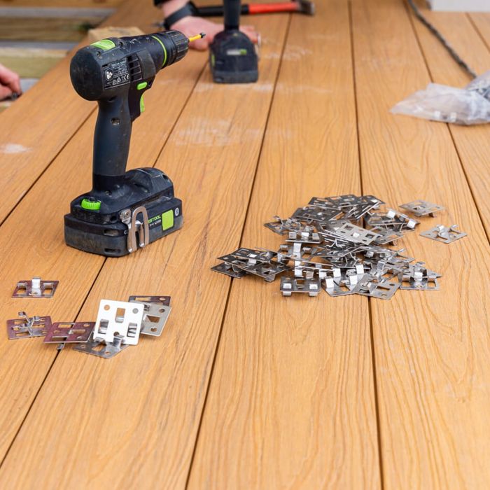 Edelstahl Montageclip für Seamless Terrassendielen + Schraube – 50 Stk.