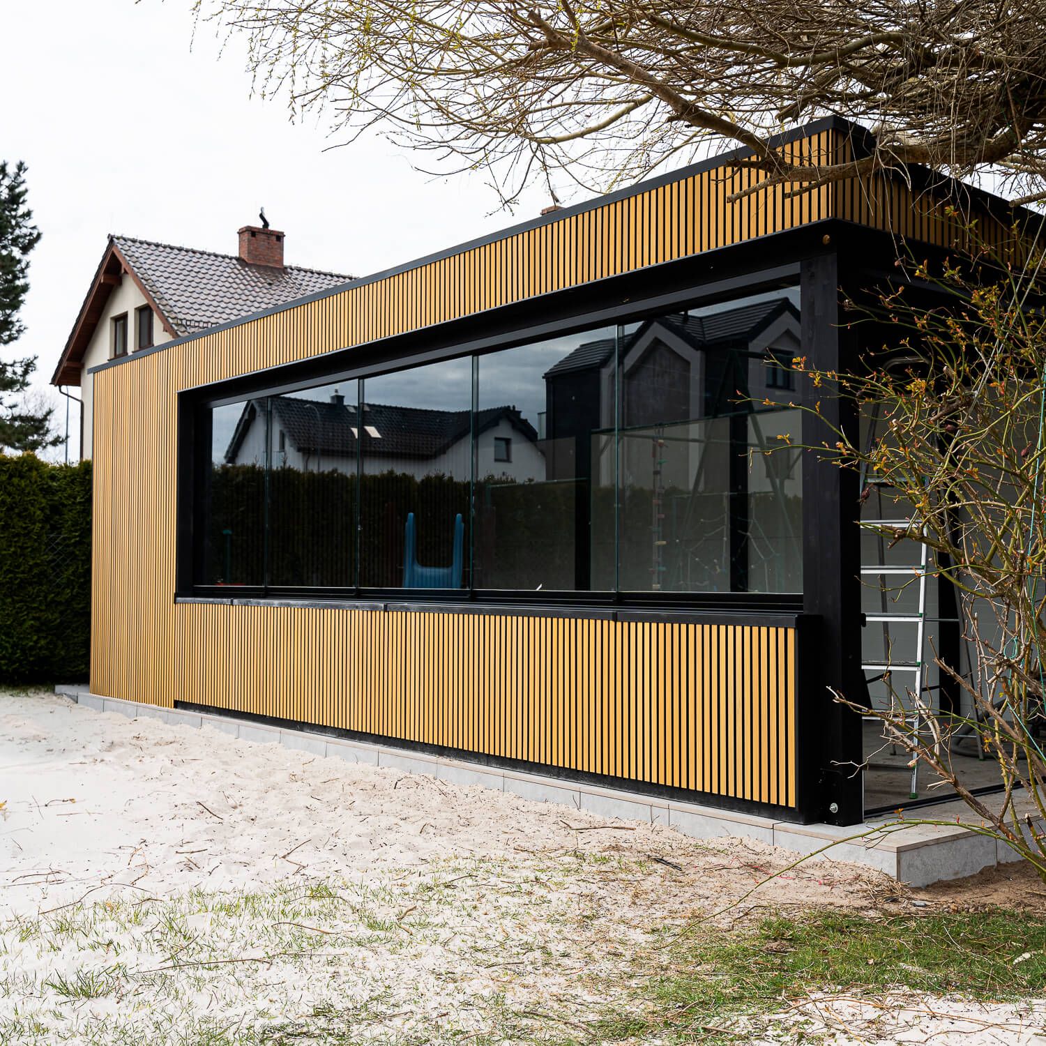 WPC 4-fach Rhombusprofil Trapez Light Oak / Schwarz - 2,9 m WPC 4-fach Rhombusprofil Trapez Light Oak / Schwarz - 2,9 m
