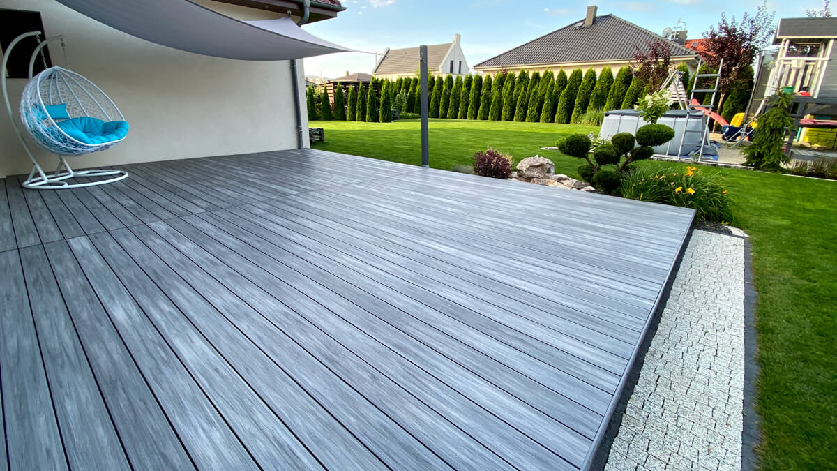 Terrasse aus Premium-Gray-Komposit-Terrassendielen