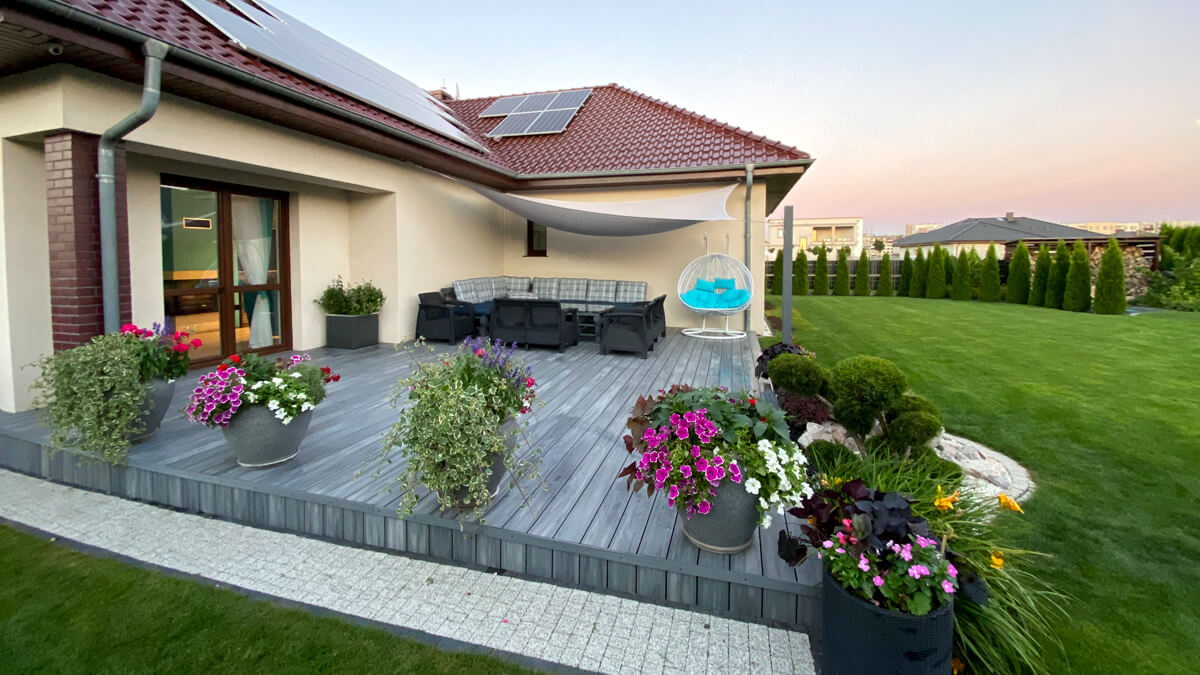 Terrasse aus Premium-Gray-Komposit-Terrassendielen