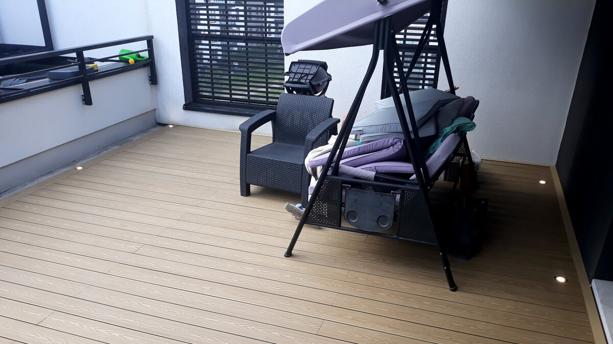 Balkon aus WPC Terrassendielen 3D Honig Teak