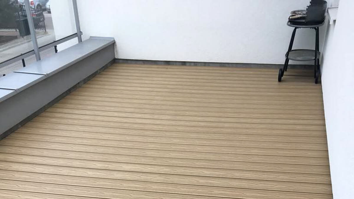 Balkon aus WPC Terrassendielen 3D Honig Teak