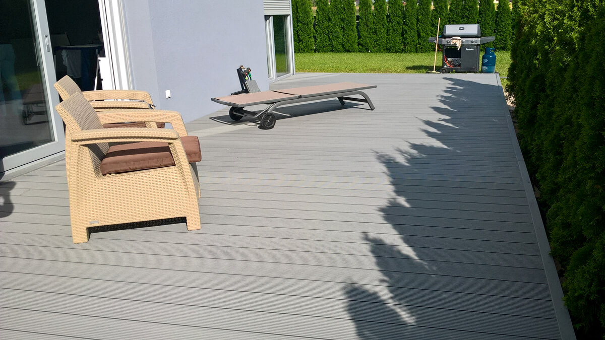 Terrasse aus WPC Terrassendielen Standard Hellgrau