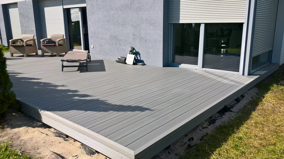 Terrasse aus WPC Terrassendielen Standard Hellgrau