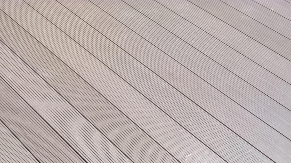Terrasse aus WPC Terrassendielen Standard Hellgrau