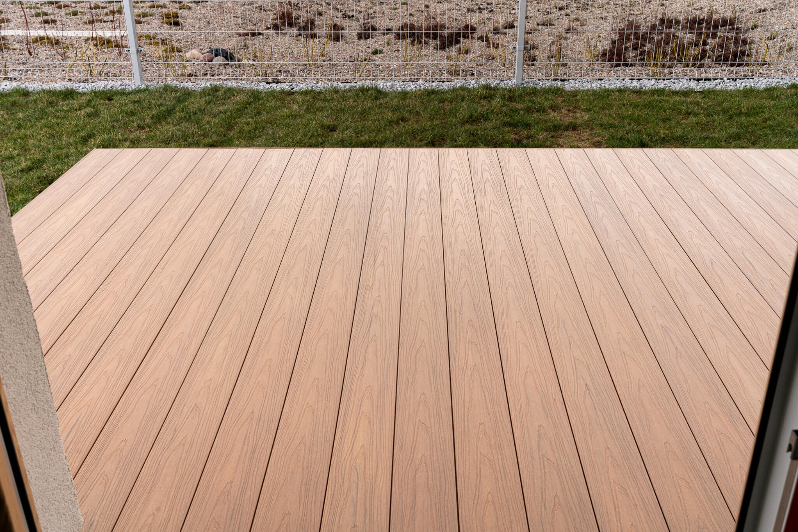 Terrasse aus fugenlosen Premium-Verbunddielen in Eicheoptik