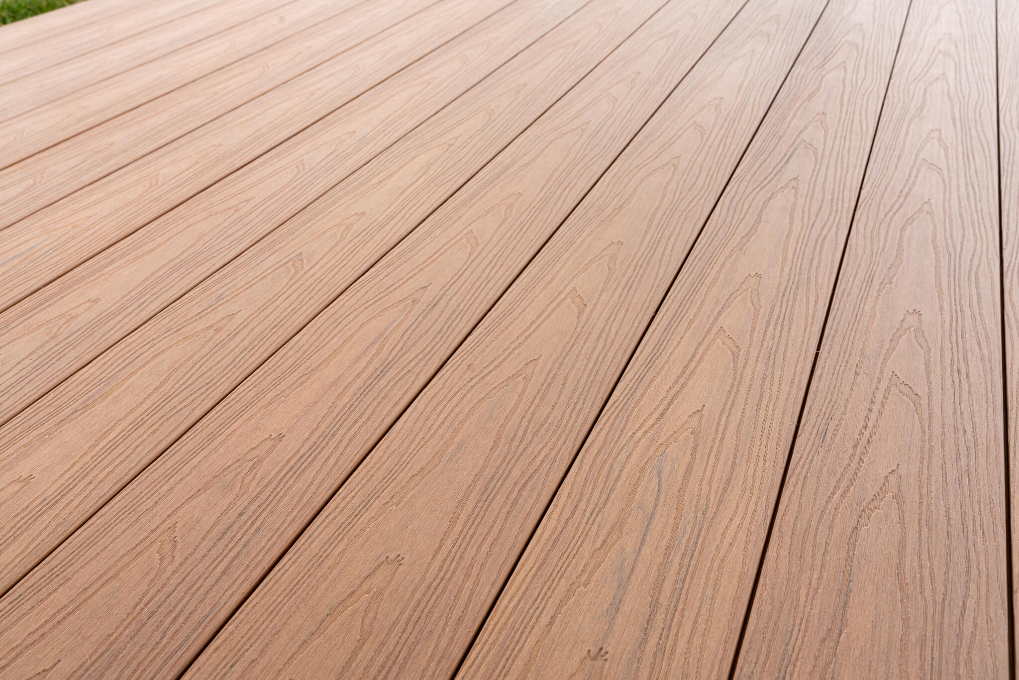 Terrasse aus fugenlosen Premium-Verbunddielen in Eicheoptik