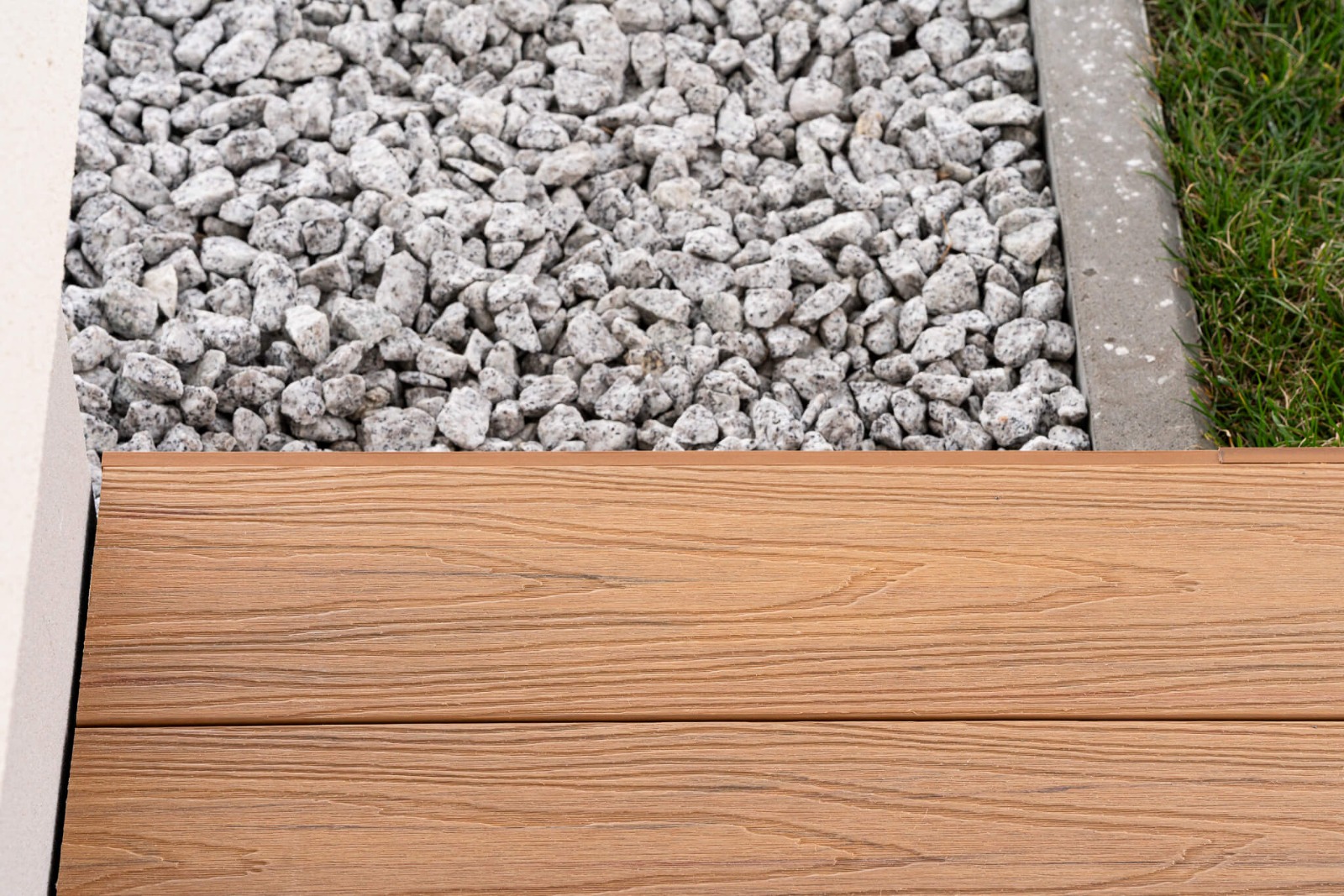 Terrasse aus fugenlosen Premium-Verbunddielen in Eicheoptik