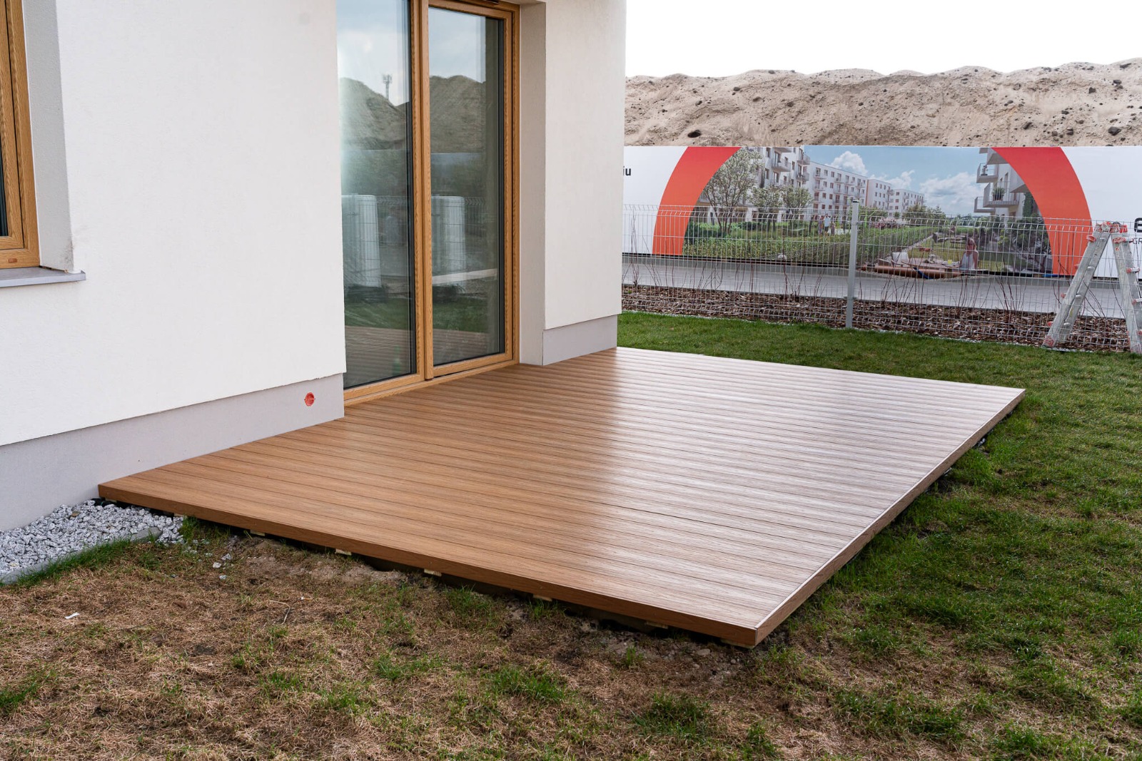 Terrasse aus fugenlosen Premium-Verbunddielen in Eicheoptik
