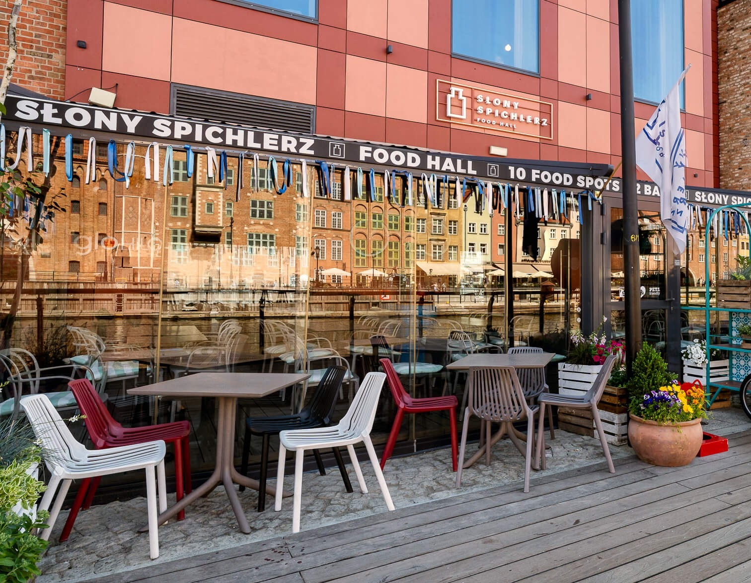 Premium Amber Antique Kompositdiele im Restaurantbereich
