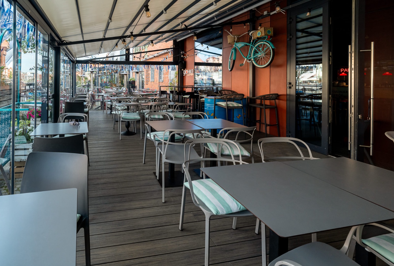 Premium Amber Antique Kompositdiele im Restaurantbereich
