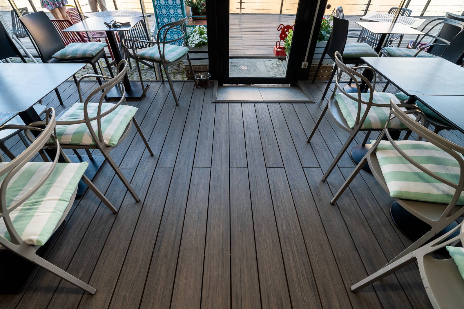Premium Amber Antique Kompositdiele im Restaurantbereich