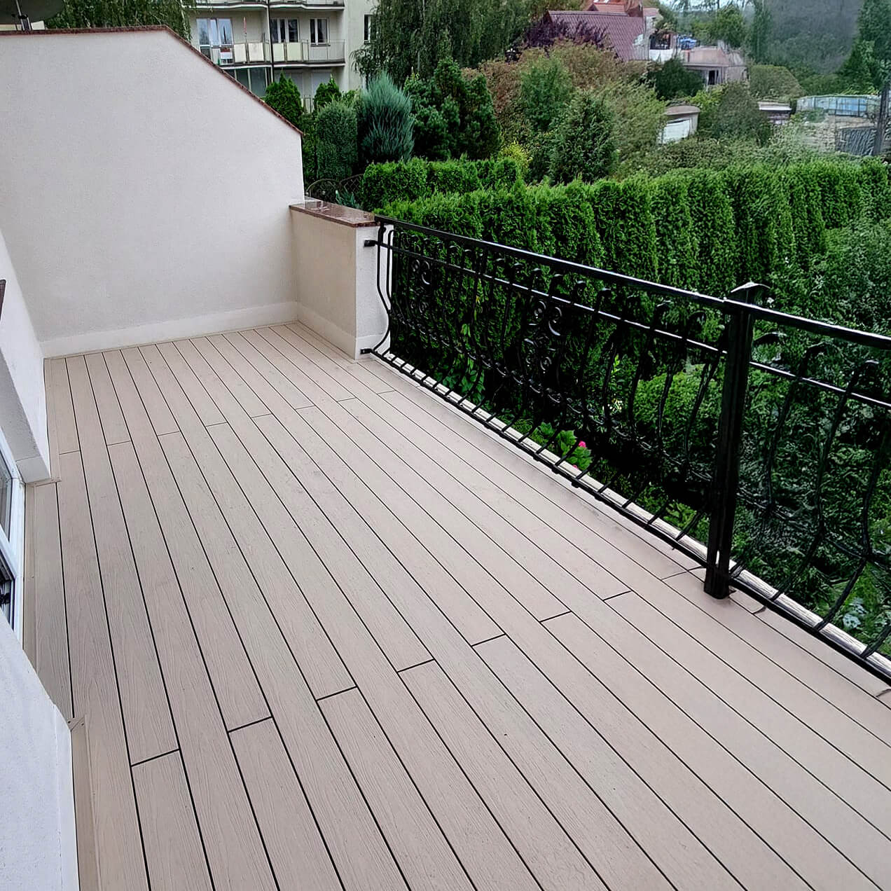 Verbunddielen auf dem Balkon – Premium Ecru