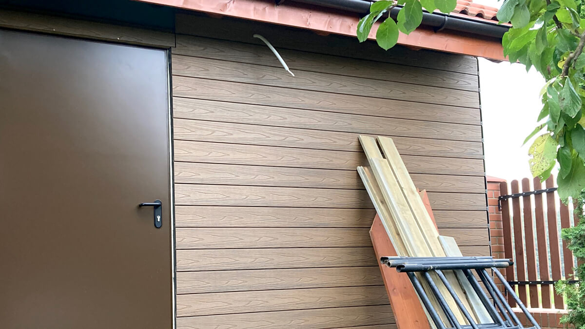 Fertigstellung des Gartenhauses – WPC Fassaden Teak