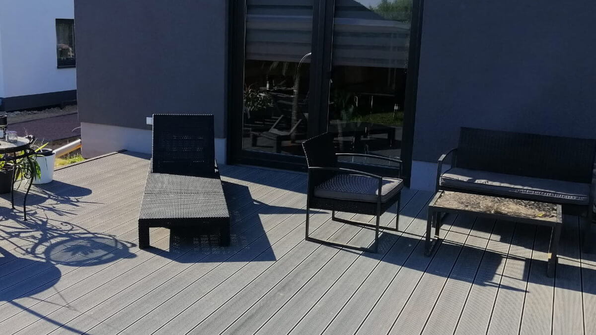 Haus mit Terrasse – terrassendielen Standard Hellgrau