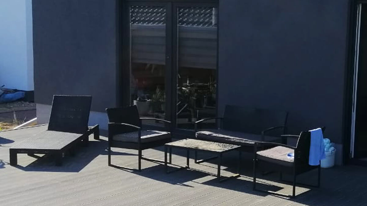 Haus mit Terrasse – terrassendielen Standard Hellgrau