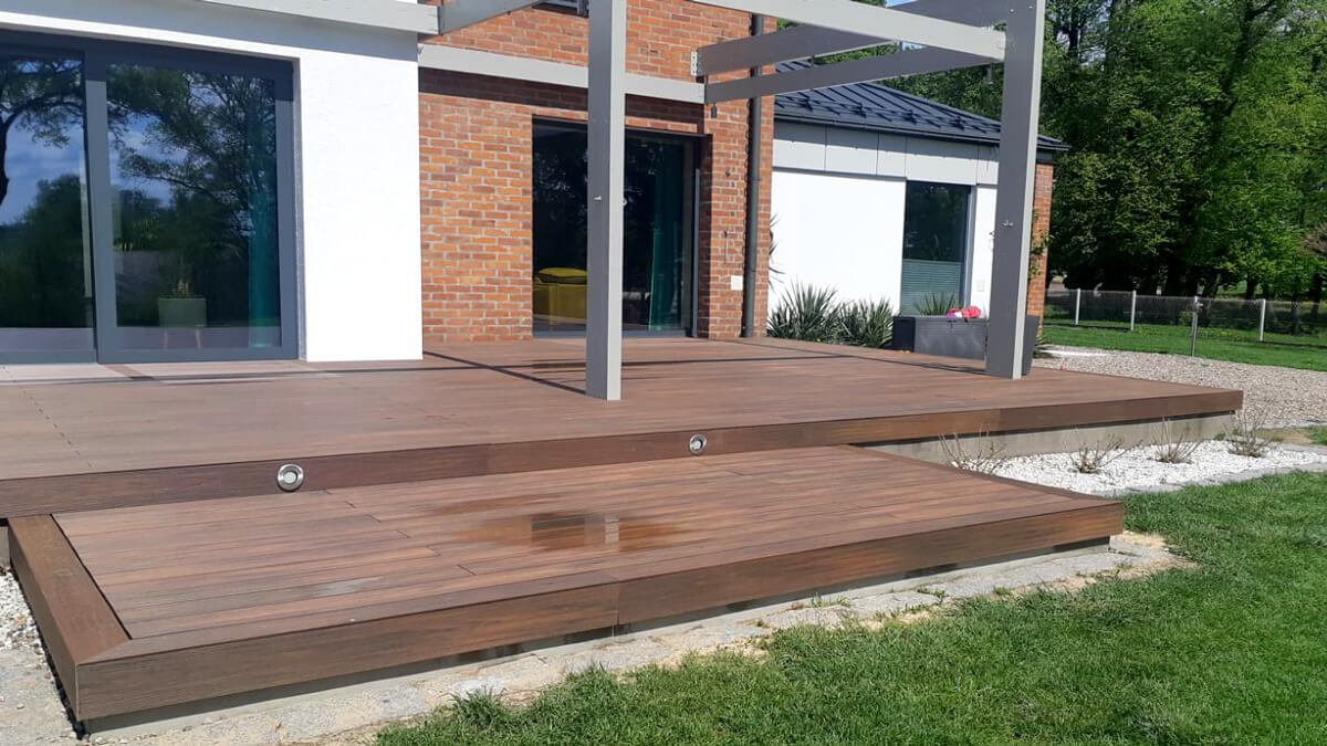 Erhöhte Terrasse – WPC Terrassendielen Premium Redwood