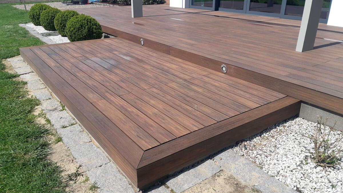 Erhöhte Terrasse – WPC Terrassendielen Premium Redwood