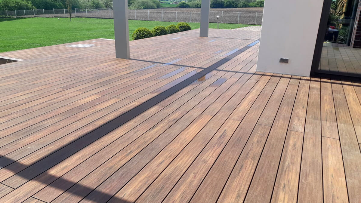 Erhöhte Terrasse – WPC Terrassendielen Premium Redwood
