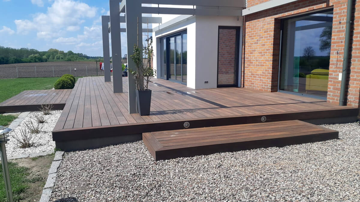 Erhöhte Terrasse – WPC Terrassendielen Premium Redwood