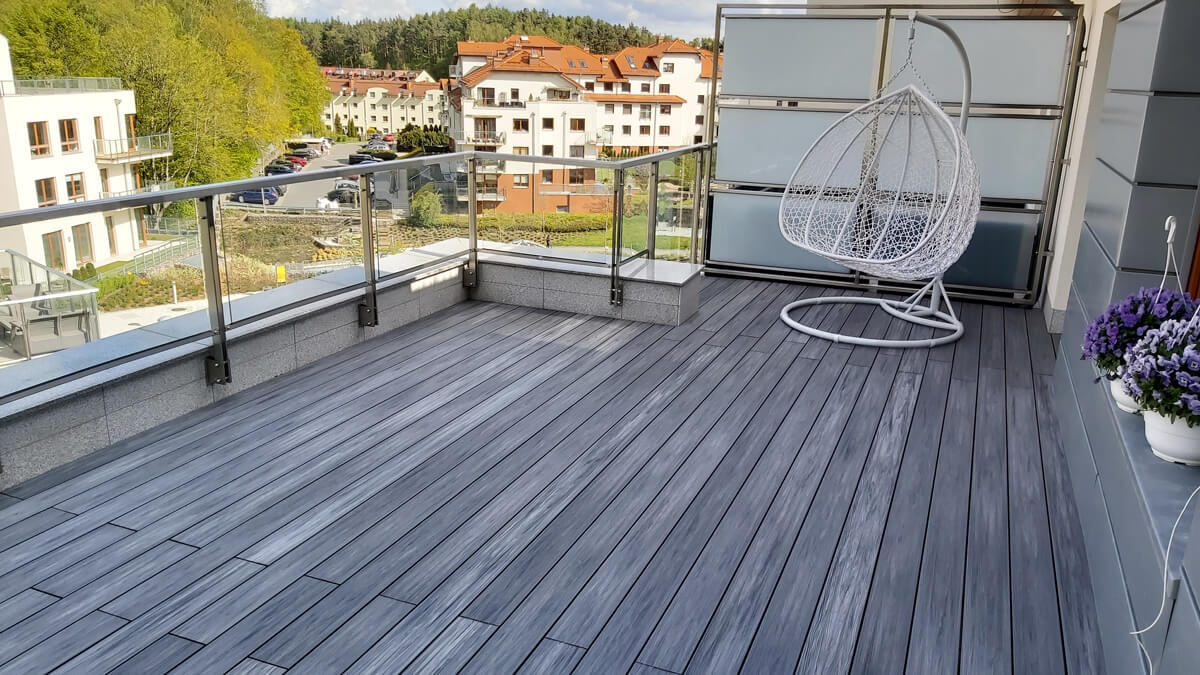 Große Terrasse mit WPC Dielen Premium Gray
