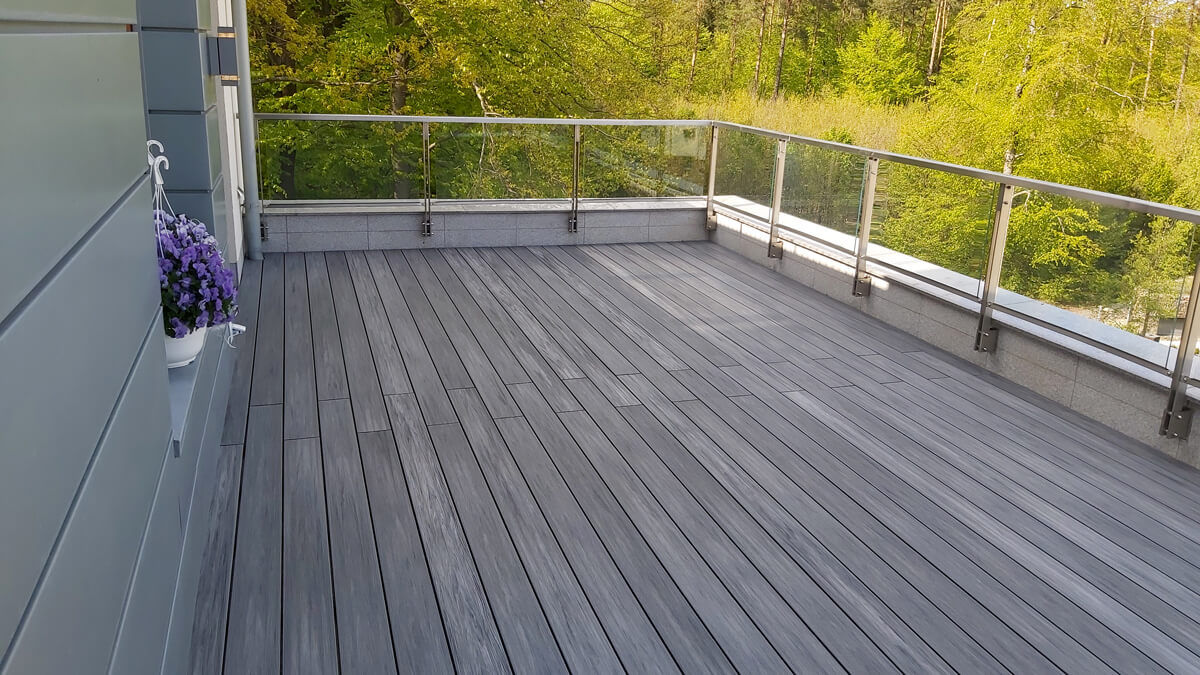 Große Terrasse mit WPC Dielen Premium Gray