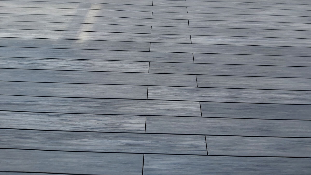 Große Terrasse mit WPC Dielen Premium Gray