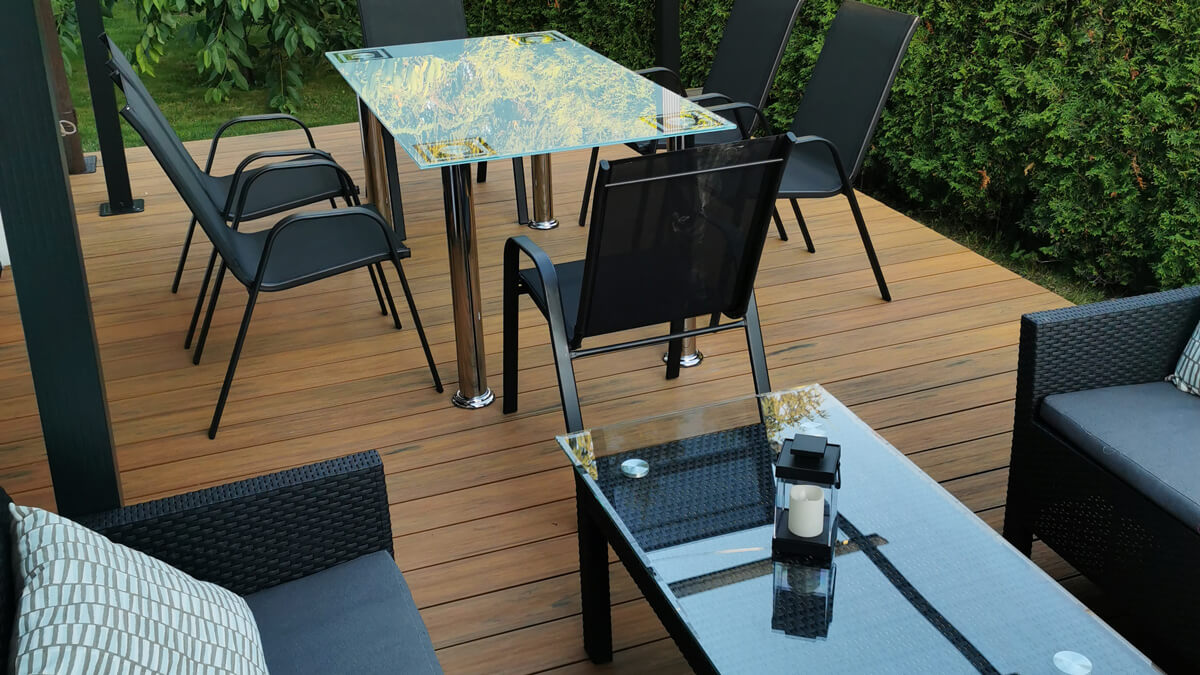 Ein stimmungsvoller Terrassenbereich aus WPC-Terrassendielen Premium Amber