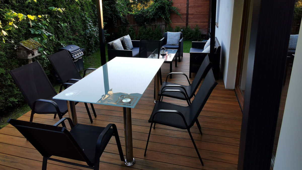 Ein stimmungsvoller Terrassenbereich aus WPC-Terrassendielen Premium Amber
