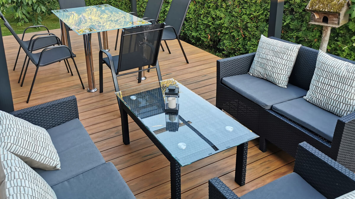 Ein stimmungsvoller Terrassenbereich aus WPC-Terrassendielen Premium Amber