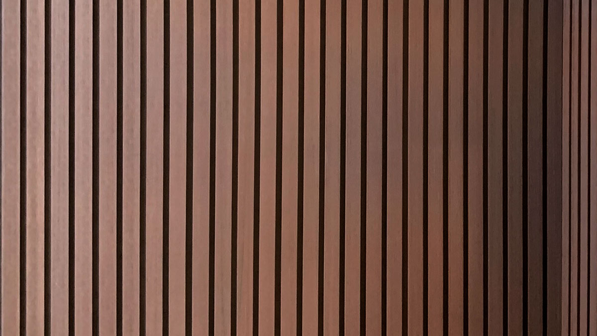 Montage von Fassadenlamellen Redwood im Salon