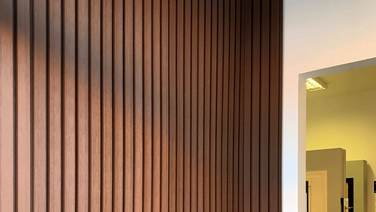 Montage von Fassadenlamellen Redwood im Salon