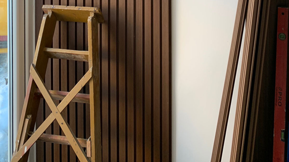 Montage von Fassadenlamellen Redwood im Salon