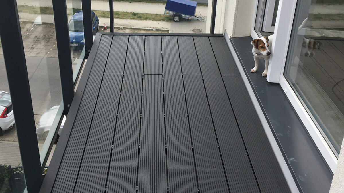 Kleiner Balkon aus WPC-Terrassendielen Standard Anthrazit