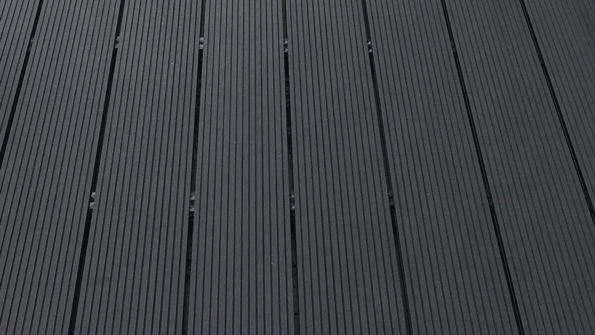 Kleiner Balkon aus WPC-Terrassendielen Standard Anthrazit