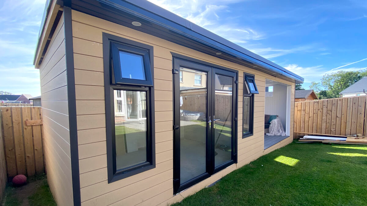 Verkleidung des Hauses mit WPC Fassaden Standard Honig Teak