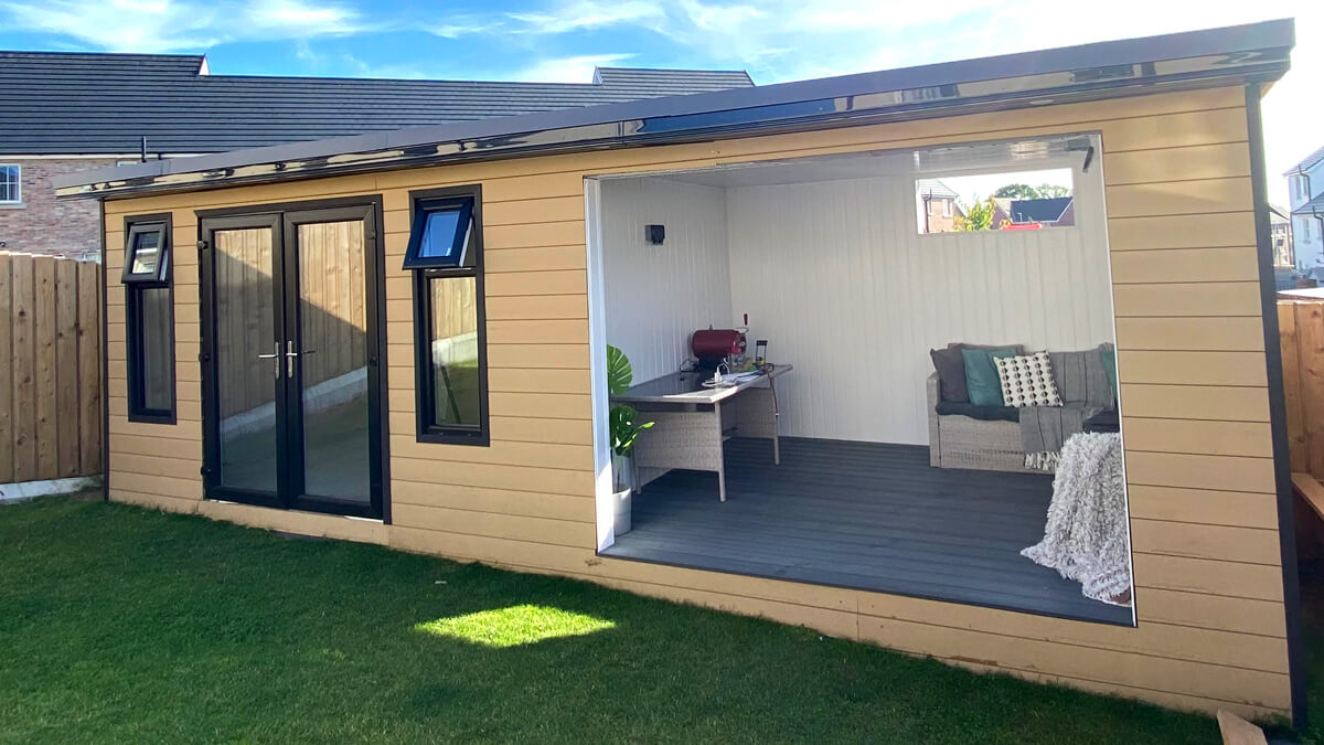 Verkleidung des Hauses mit WPC Fassaden Standard Honig Teak