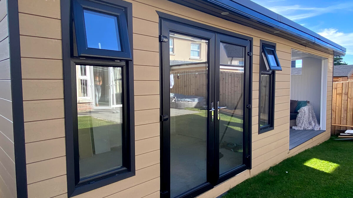 Verkleidung des Hauses mit WPC Fassaden Standard Honig Teak