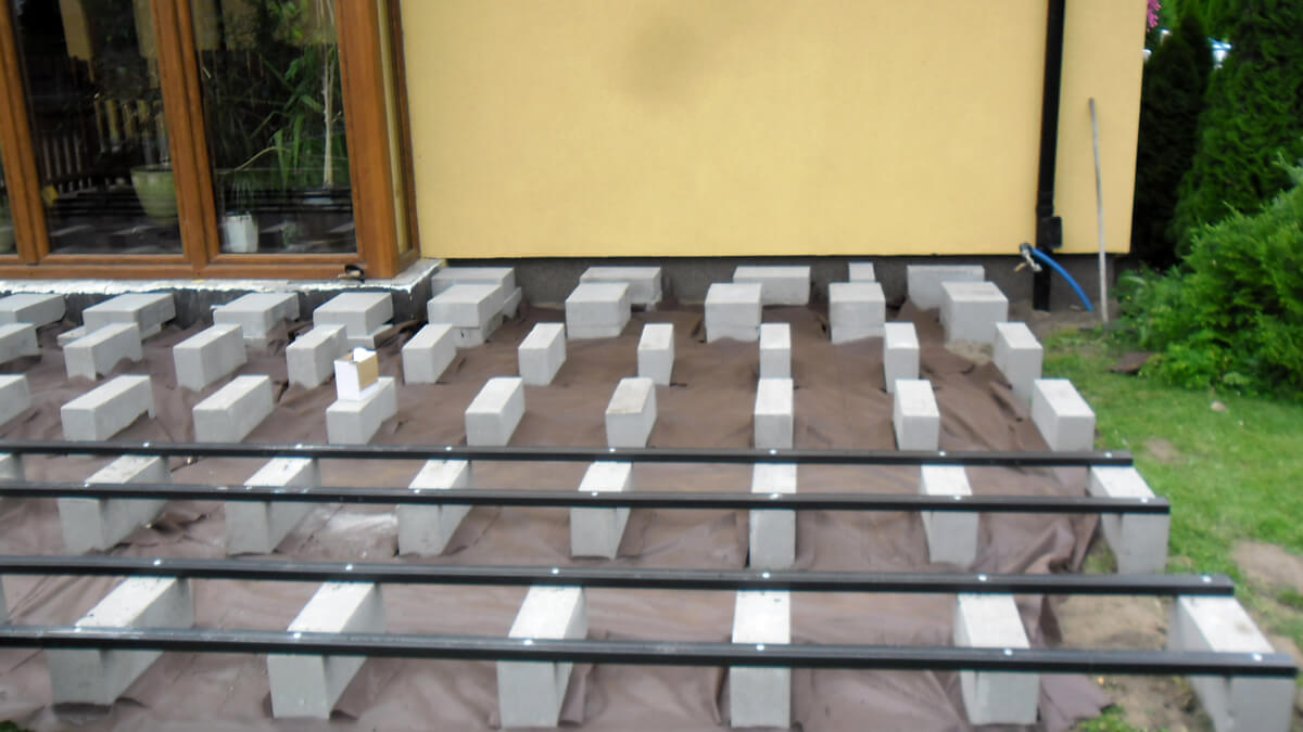 Terrassenmontage auf Betonblöcken Standard Braun