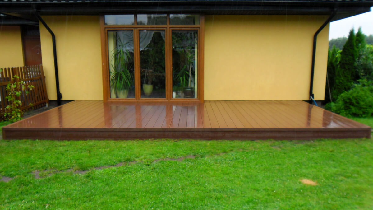 Terrassenmontage auf Betonblöcken Standard Braun