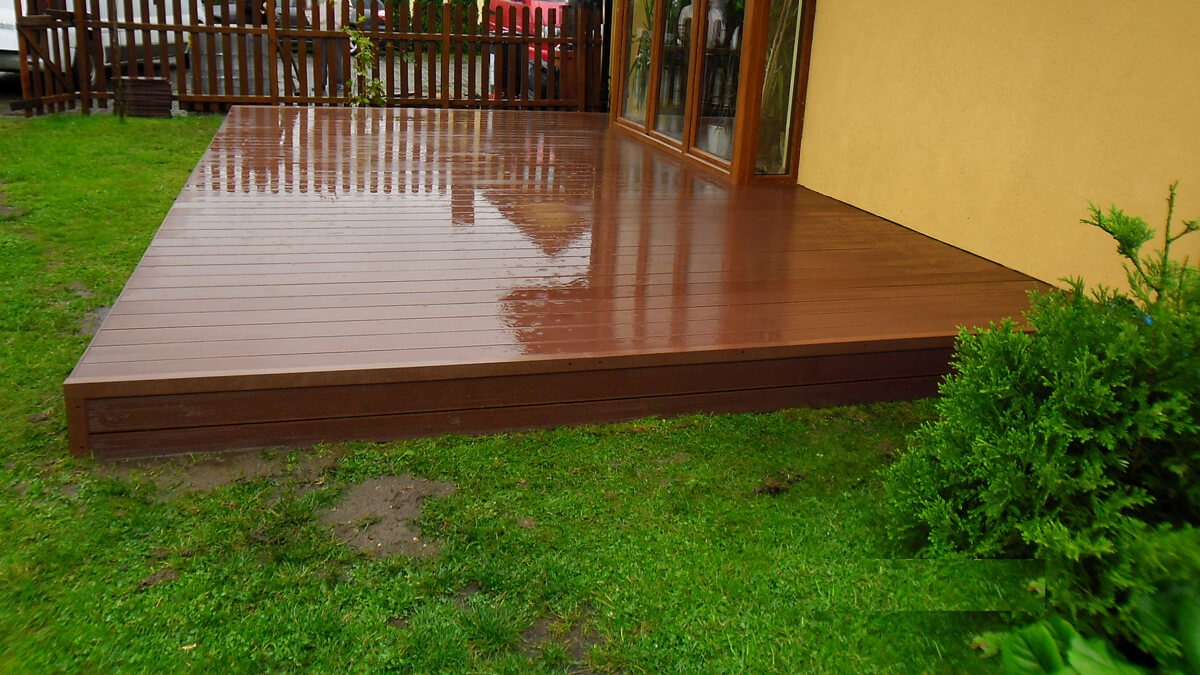 Terrassenmontage auf Betonblöcken Standard Braun
