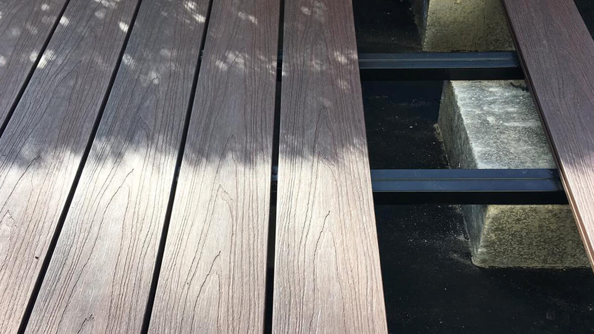 Montage einer Terrasse auf Betonblöcken Terrassendielen Premium Redwood