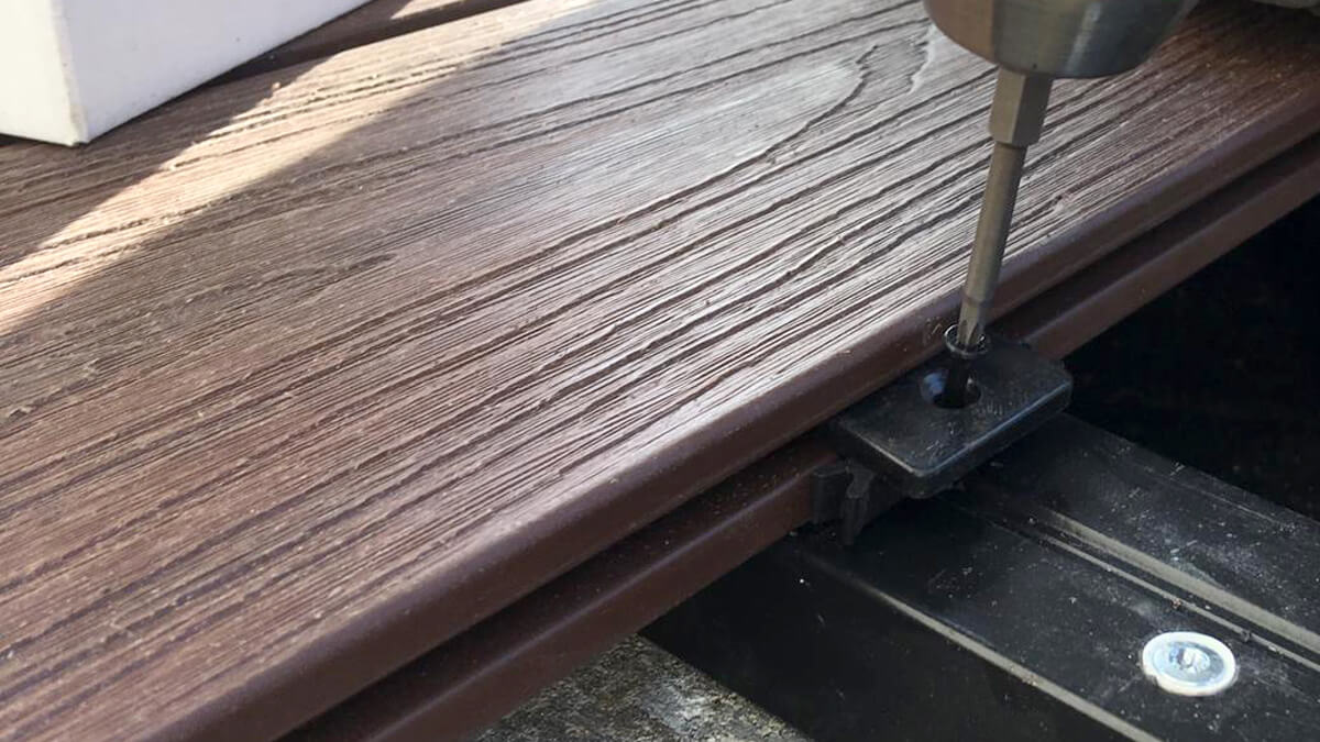 Montage einer Terrasse auf Betonblöcken Terrassendielen Premium Redwood