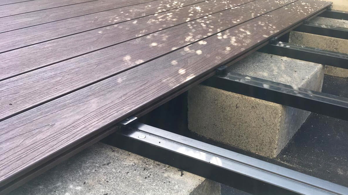 Montage einer Terrasse auf Betonblöcken Terrassendielen Premium Redwood