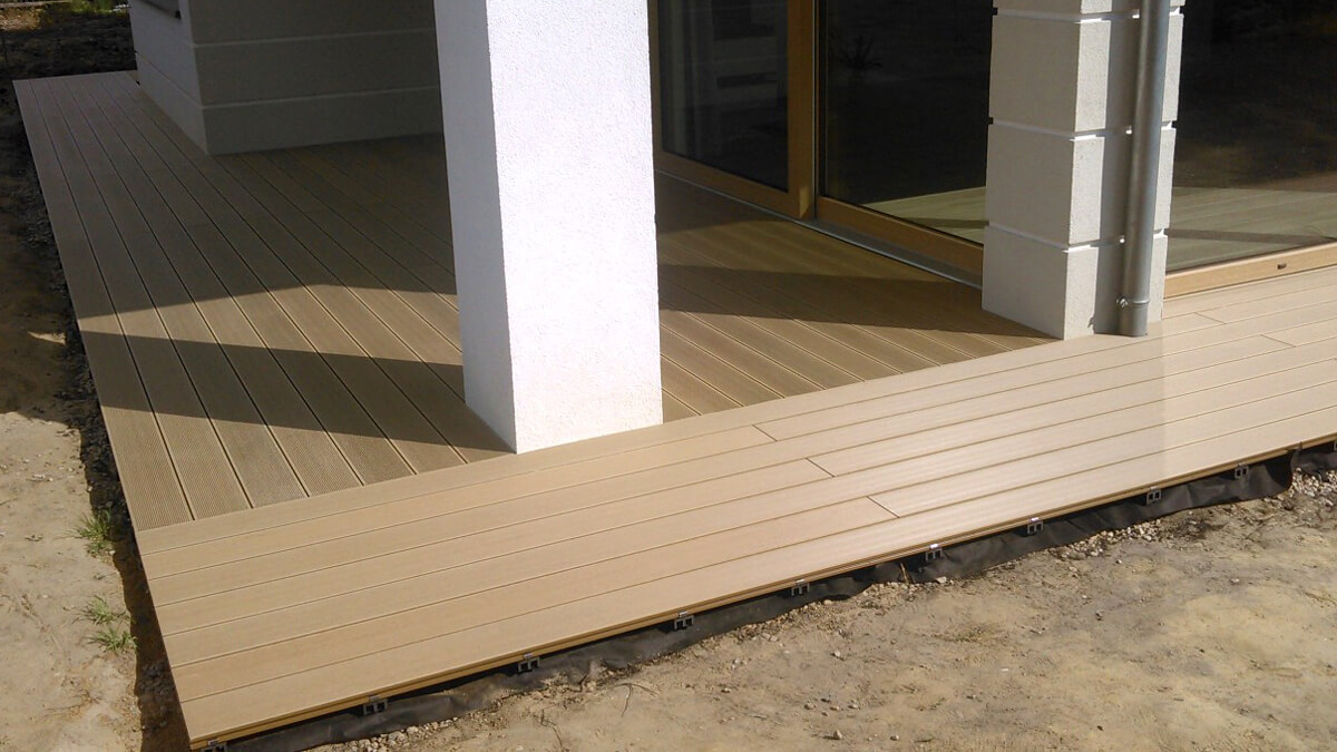 Niedrige Terrasse mit WPC Terrassendielen Standard Honig Teak