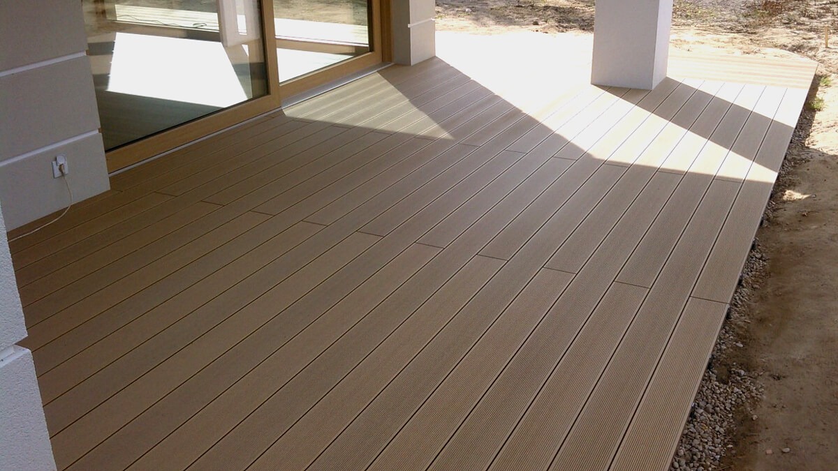 Niedrige Terrasse mit WPC Terrassendielen Standard Honig Teak