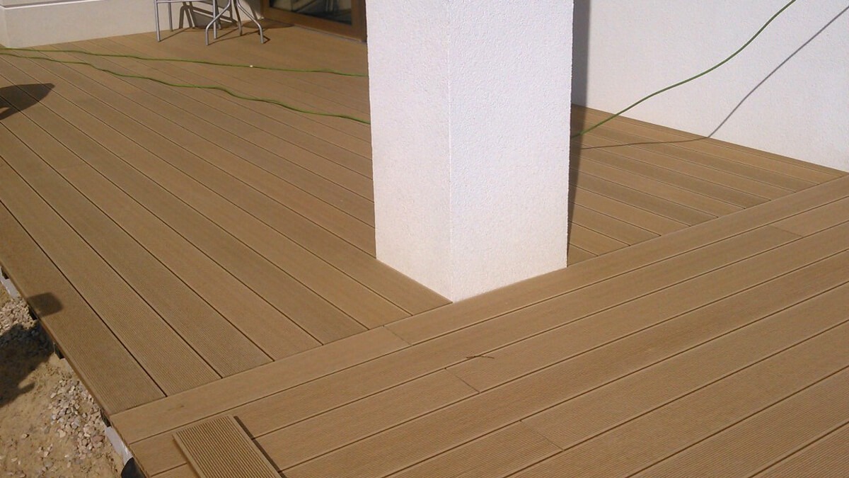 Niedrige Terrasse mit WPC Terrassendielen Standard Honig Teak