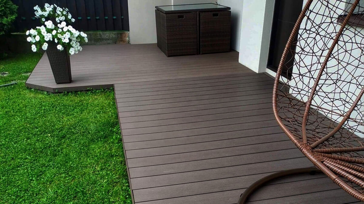 Niedrige Terrasse mit WPC Terrassendielen Standard Braun