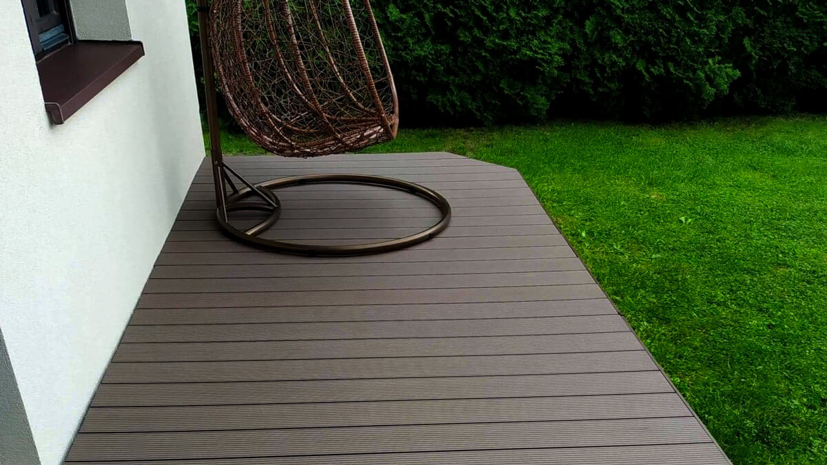 Niedrige Terrasse mit WPC Terrassendielen Standard Braun