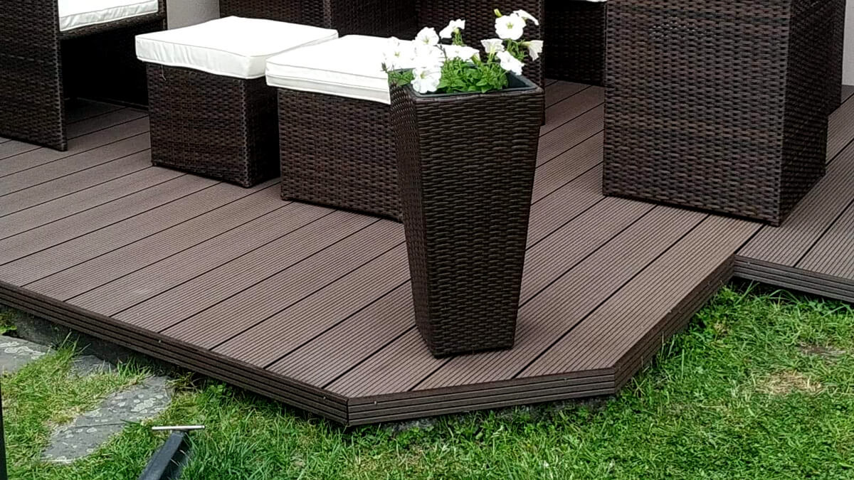 Niedrige Terrasse mit WPC Terrassendielen Standard Braun